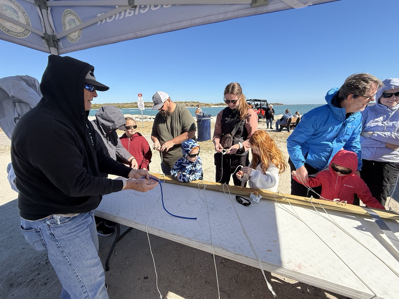 ChildrenlearninghowtotieknotsattheJettyParkfishingclinic